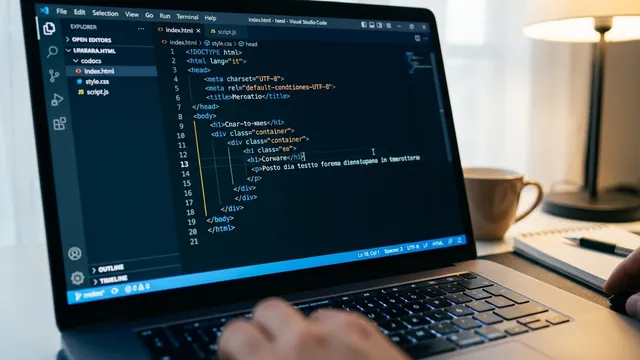 Codice di un sito web su misura aperto sul portatile