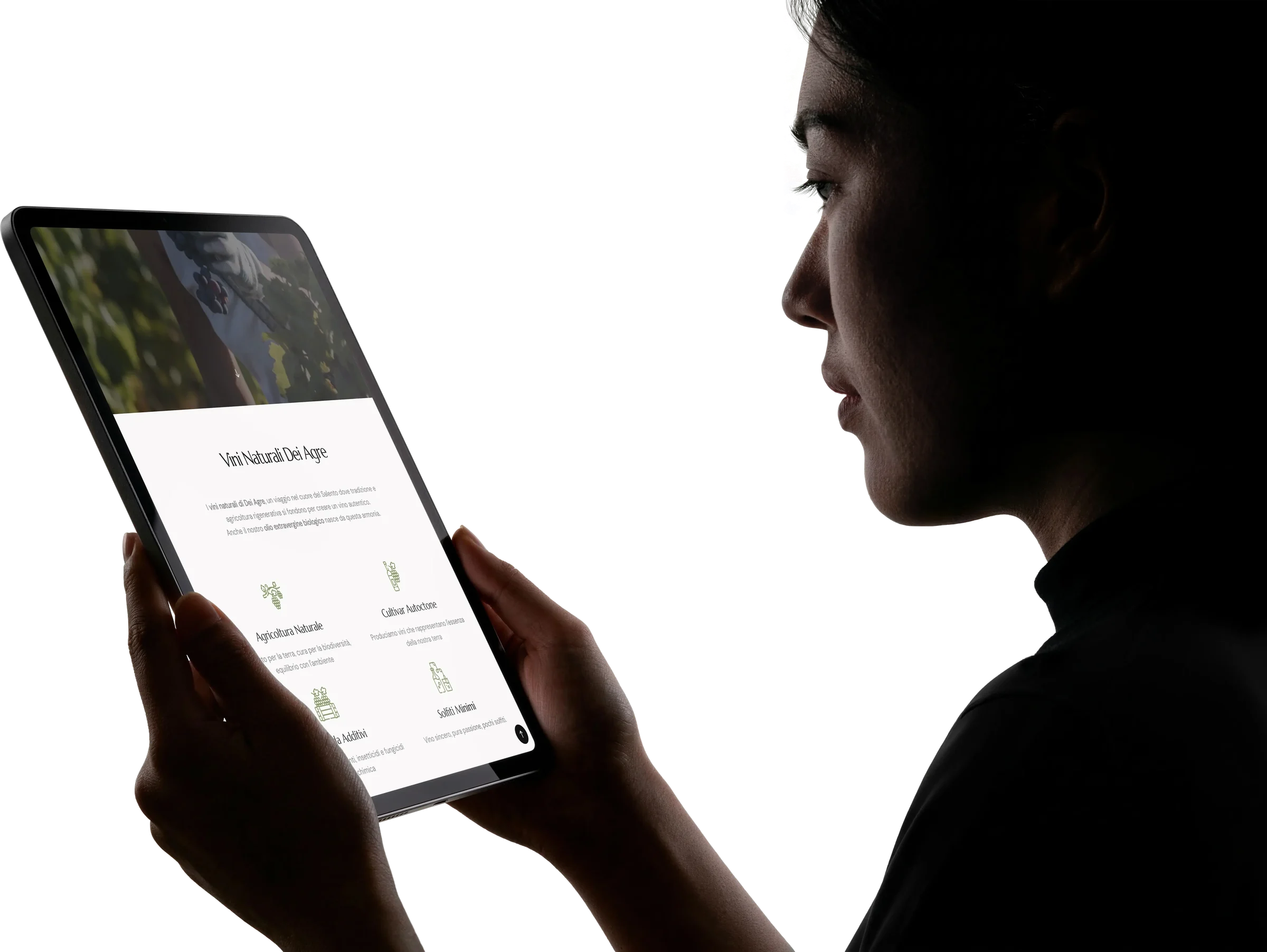 Una donna in controluce guarda il sito di Dei Agre su un tablet